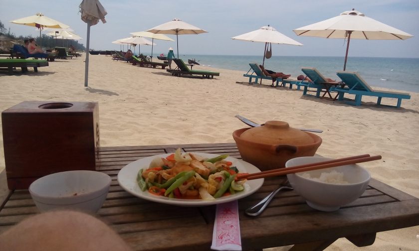 Vietnam_Hoi An beach lunch